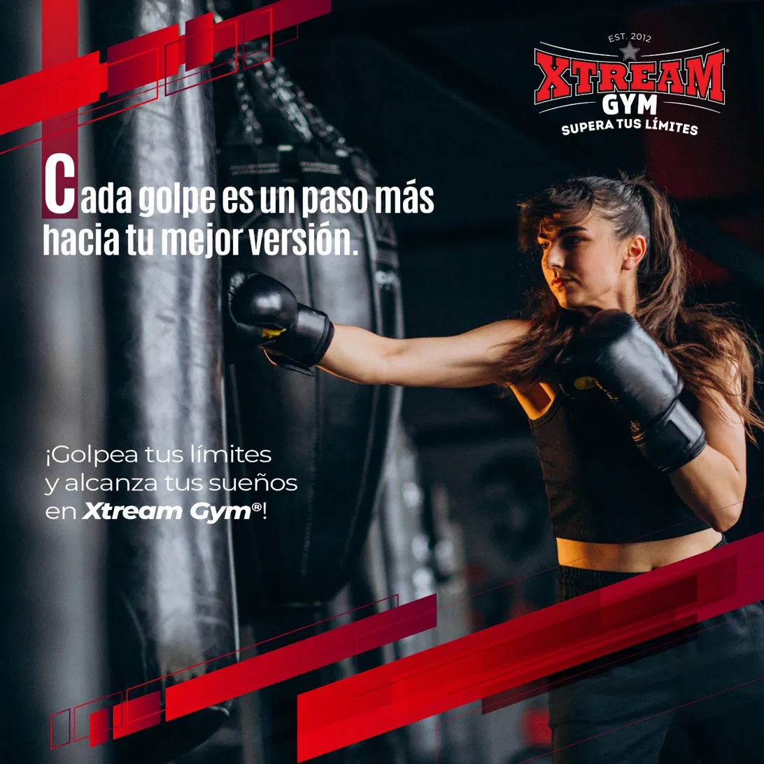 Atleta golpeando el saco durante la clase