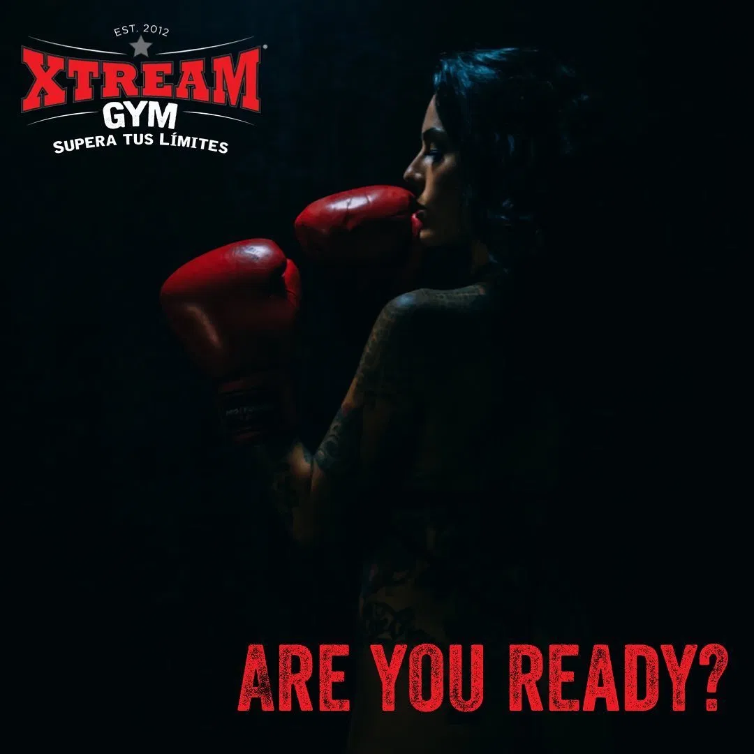 Boxeador preparándose antes del entrenamiento